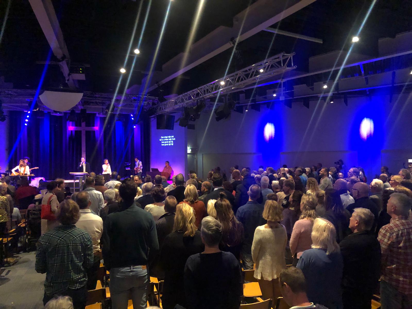 Volle hoofdzaal met publiek tijdens een evenement bij Z1 Verhuur